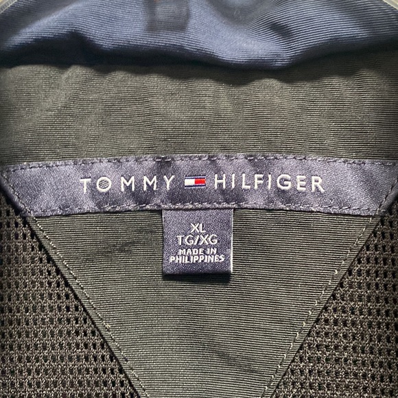 Tommy Hilfiger jacket rain jacket and hoodie pops out from collar - Picture 3 of 5